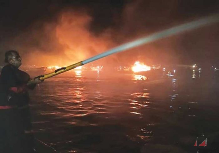 آتش سوزی ۷ لنج در بندرکنگ در هرمزگان