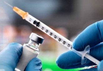 تزریق واکسن آنفلوانزا به متقاضیان در بیمارستان کیش