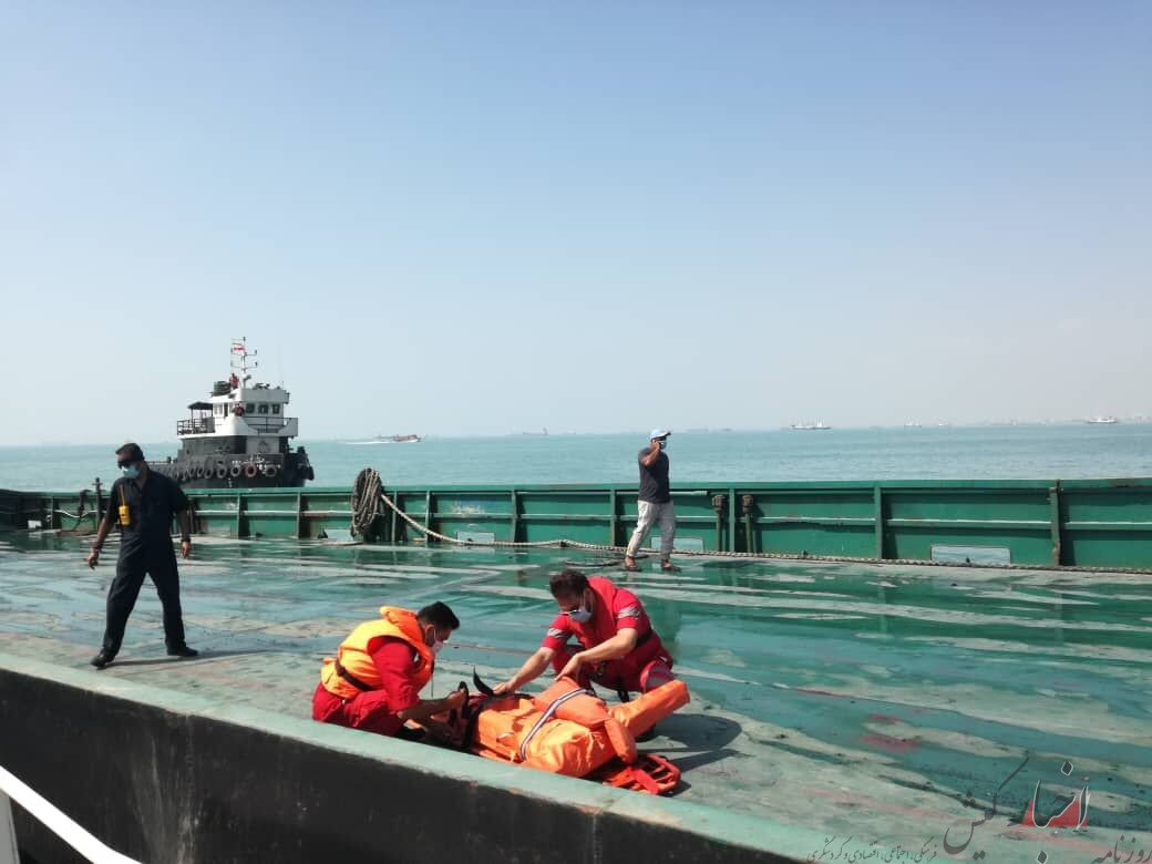 مانور امداد و نجات دریایی در ساحل بندرعباس آغاز شد