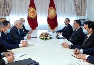 تاکید ظریف و رئیس جمهور قرقیزستان بر لزوم گسترش همکاری‌های دوجانبه
