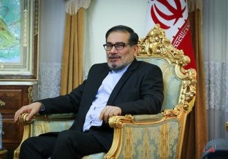 ادای احترام شمخانی و هیات ایرانی به «شهدای پیروزی» در عراق
