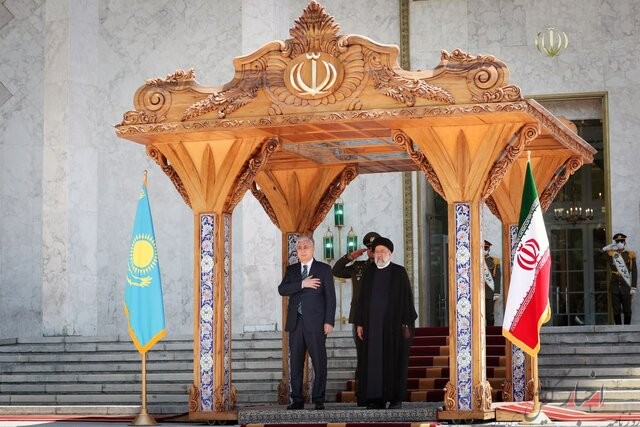 استقبال رسمی رییسی از رییس‌جمهور قزاقستان