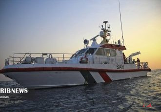نجات ۱۲ سرنشین یک فروند قایق غیرمجاز و انتقال به کیش